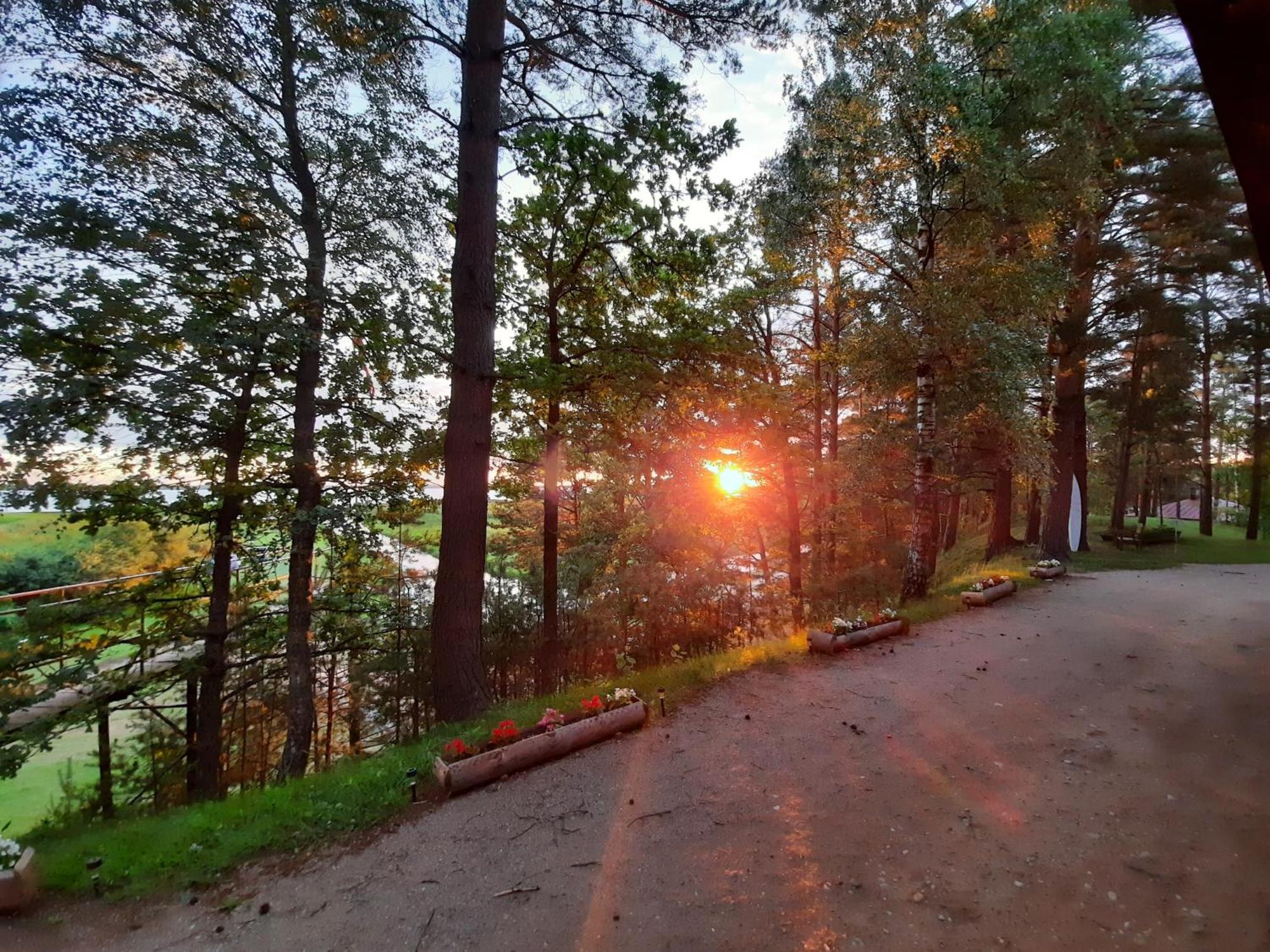 Kempings Ezerpriedes Burtnieki  Esterno foto